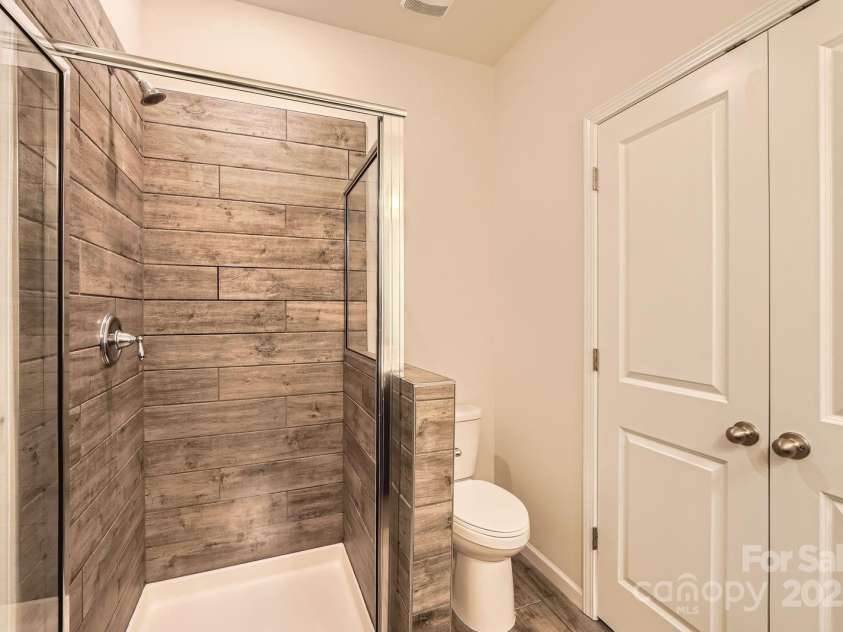 1111 Johns Walk Way, Belmont, NC 28012.  MLS# CAR4239700, YatesRealty ID 8960. Primary bath