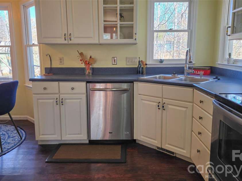 28 Sweetbriar Court, Asheville, NC 28803.  MLS# CAR4343208, YatesRealty ID 8961. 