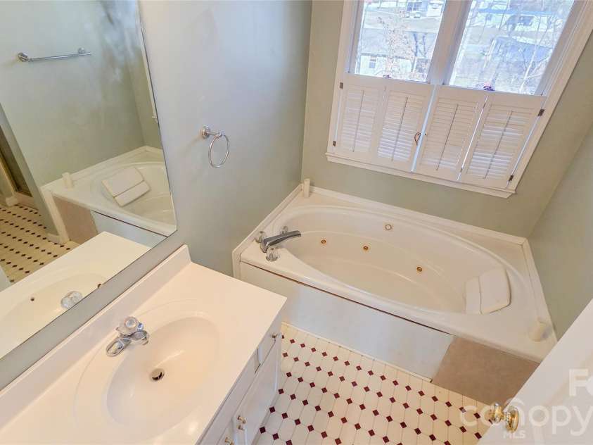 28 Sweetbriar Court, Asheville, NC 28803.  MLS# CAR4343208, YatesRealty ID 8961. 