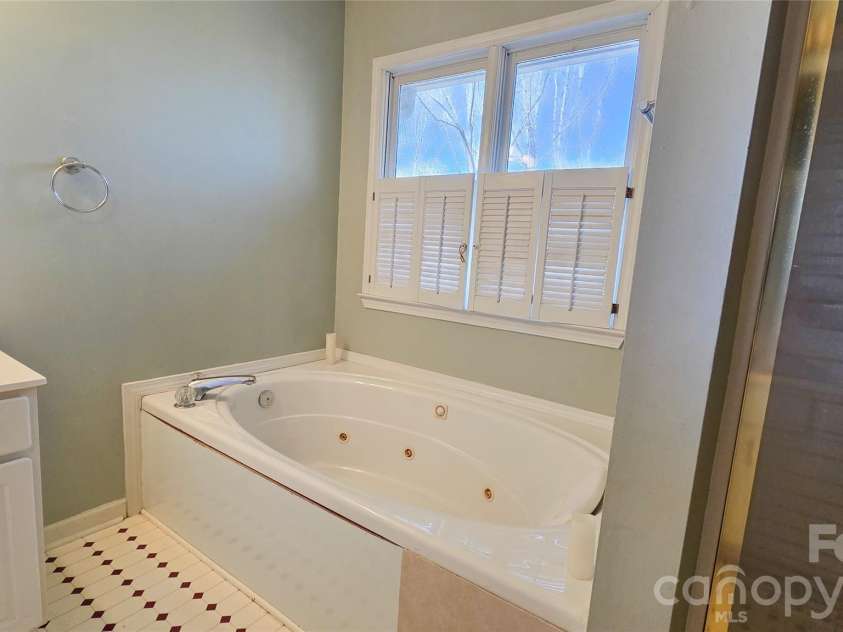 28 Sweetbriar Court, Asheville, NC 28803.  MLS# CAR4343208, YatesRealty ID 8961. 