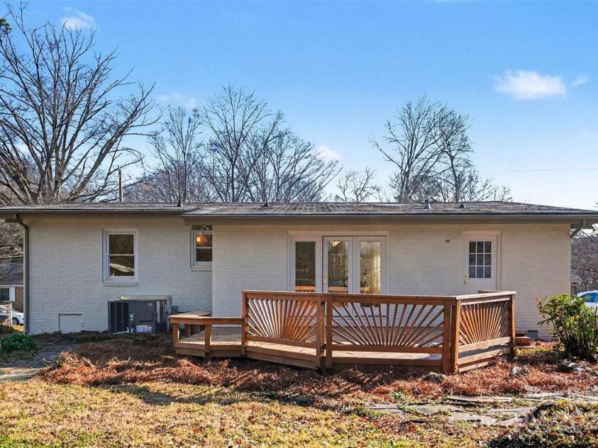 6738 Starcrest Drive, Charlotte, NC 28210.  MLS# CAR4333607, YatesRealty ID 8962. 