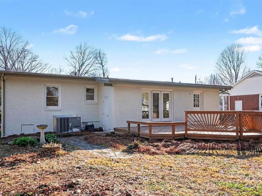6738 Starcrest Drive, Charlotte, NC 28210.  MLS# CAR4333607, YatesRealty ID 8962. 