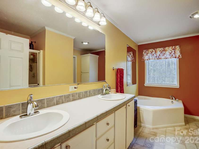 4450 Dobys Bridge Road, Fort Mill, SC 29707.  MLS# CAR4203686, YatesRealty ID 8963. Dual vanity
