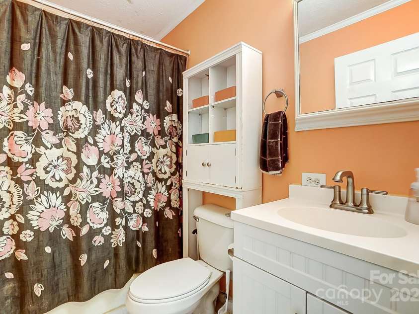 4450 Dobys Bridge Road, Fort Mill, SC 29707.  MLS# CAR4203686, YatesRealty ID 8963. Hall bath