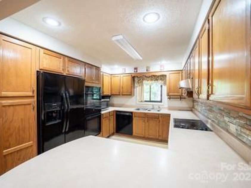 116 Bradshaw Avenue, Hendersonville, NC 28792.  MLS# CAR4179675, YatesRealty ID 8970. Double wall ovens