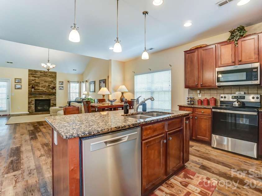 10421 Dominion Village Drive, Charlotte, NC 28269.  MLS# CAR4241864, YatesRealty ID 8975. 