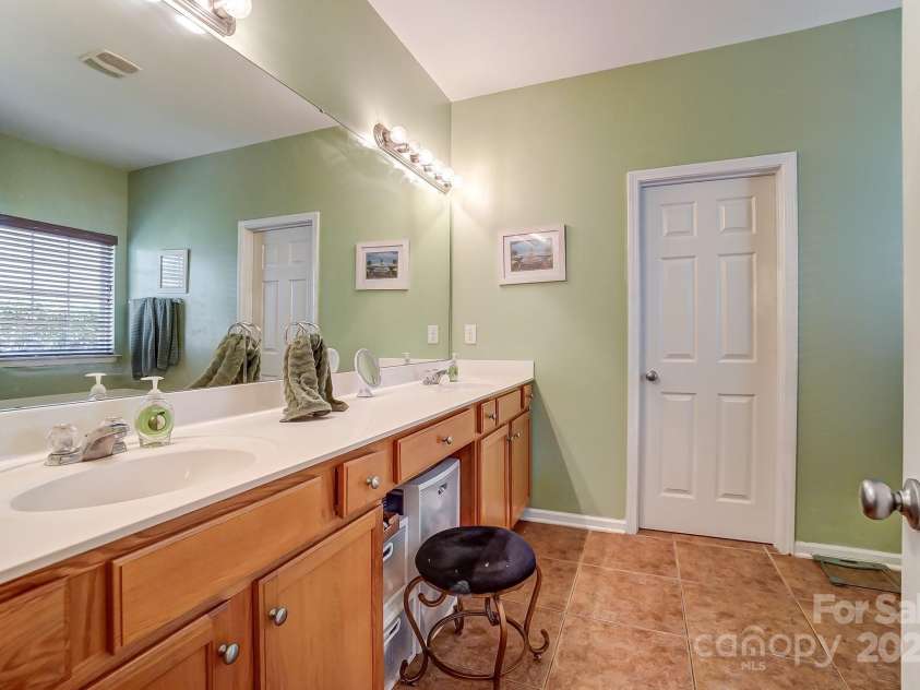 10421 Dominion Village Drive, Charlotte, NC 28269.  MLS# CAR4241864, YatesRealty ID 8975. 