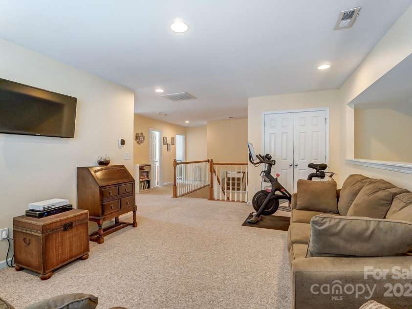 10421 Dominion Village Drive, Charlotte, NC 28269.  MLS# CAR4241864, YatesRealty ID 8975. 