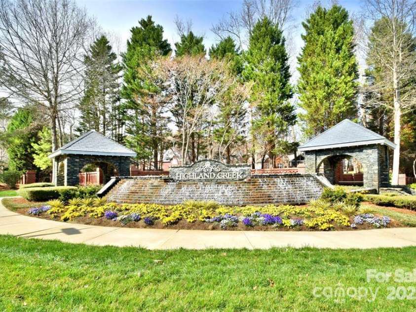 10421 Dominion Village Drive, Charlotte, NC 28269.  MLS# CAR4241864, YatesRealty ID 8975. 