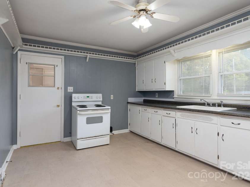 668 Riverside Drive, Lincolnton, NC 28092.  MLS# CAR4247879, YatesRealty ID 8977. 668 Riverside Dr