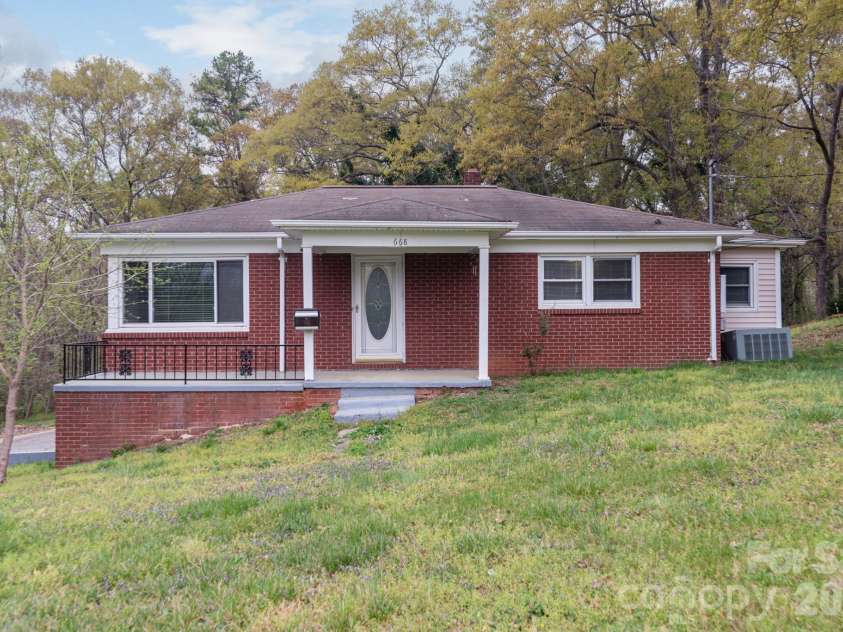 668 Riverside Drive, Lincolnton, NC 28092.  MLS# CAR4247879, YatesRealty ID 8977. 668 Riverside Dr