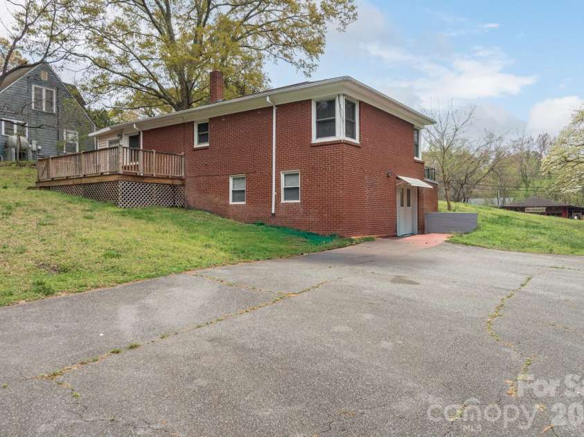 668 Riverside Drive, Lincolnton, NC 28092.  MLS# CAR4247879, YatesRealty ID 8977. 668 Riverside Dr