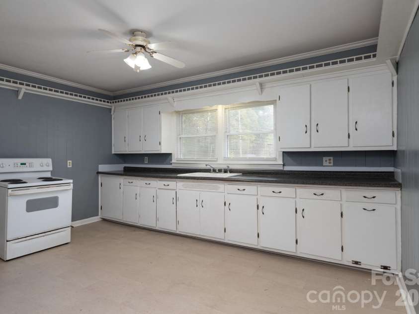 668 Riverside Drive, Lincolnton, NC 28092.  MLS# CAR4247879, YatesRealty ID 8977. 668 Riverside Dr