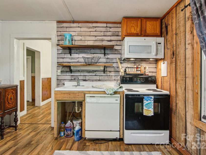 1064 Water Wheel Cove, Clyde, NC 28721.  MLS# CAR4250811, YatesRealty ID 8981. Kitchen