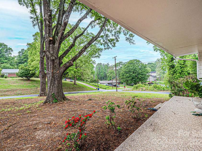 1521 19th Street, Hickory, NC 28602.  MLS# CAR4252247, YatesRealty ID 8982. 