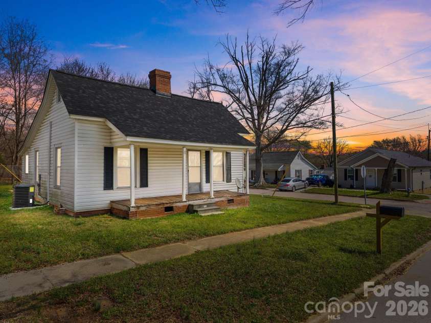 828 Park Avenue, Salisbury, NC 28144.  MLS# CAR4356283, YatesRealty ID 8983. 