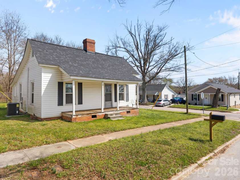 828 Park Avenue, Salisbury, NC 28144.  MLS# CAR4356283, YatesRealty ID 8983. 