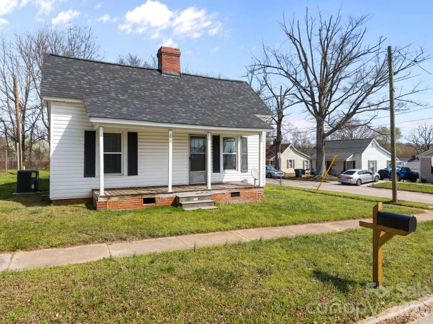 828 Park Avenue, Salisbury, NC 28144.  MLS# CAR4356283, YatesRealty ID 8983. 