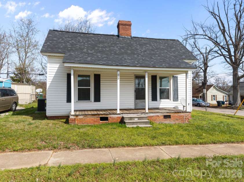 828 Park Avenue, Salisbury, NC 28144.  MLS# CAR4356283, YatesRealty ID 8983. 