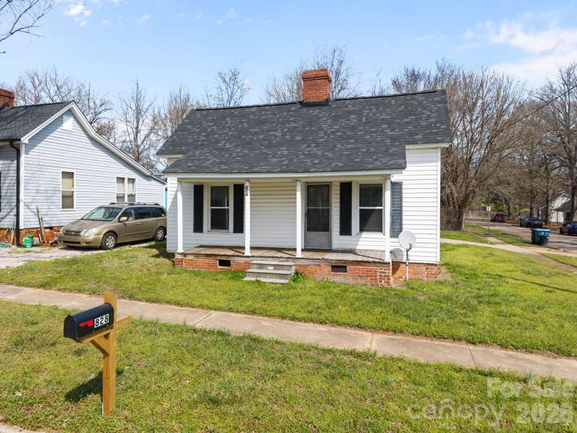 828 Park Avenue, Salisbury, NC 28144.  MLS# CAR4356283, YatesRealty ID 8983. 