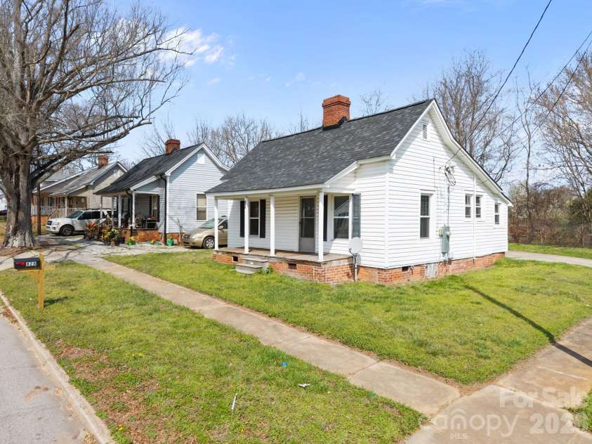 828 Park Avenue, Salisbury, NC 28144.  MLS# CAR4356283, YatesRealty ID 8983. 