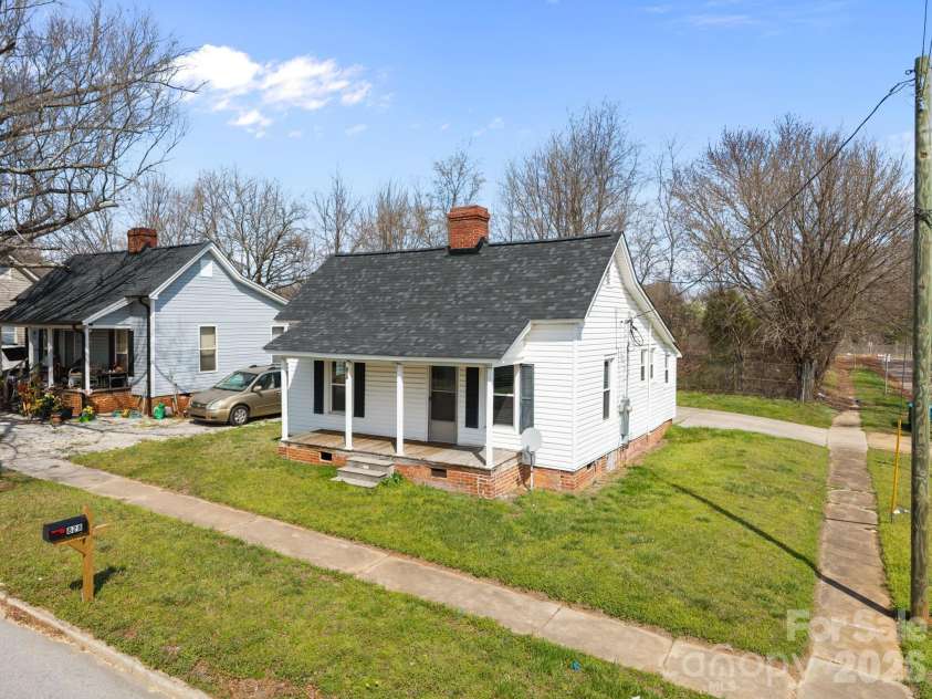 828 Park Avenue, Salisbury, NC 28144.  MLS# CAR4356283, YatesRealty ID 8983. 