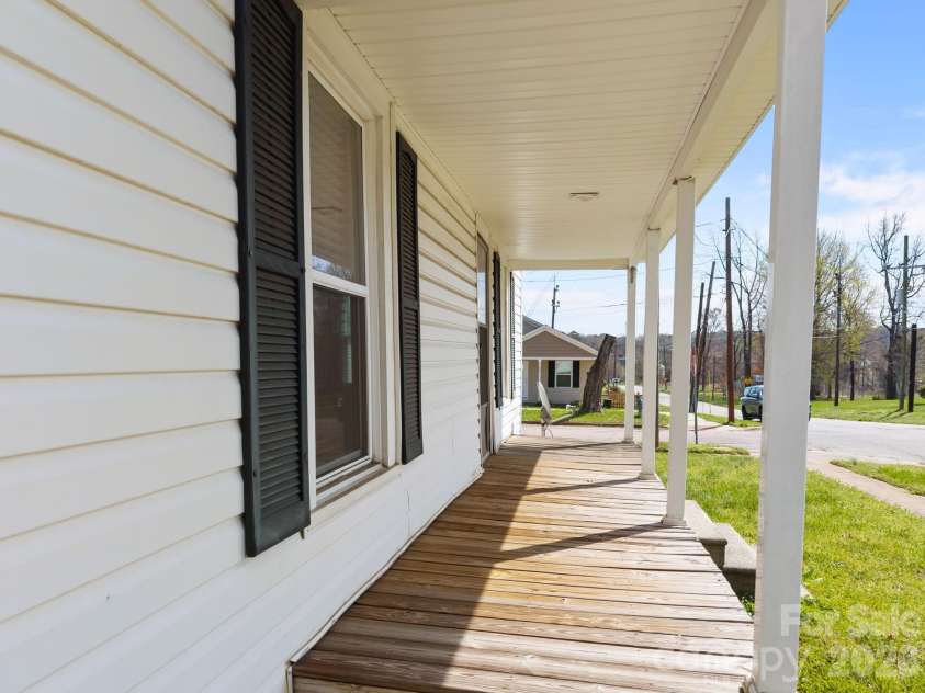 828 Park Avenue, Salisbury, NC 28144.  MLS# CAR4356283, YatesRealty ID 8983. 