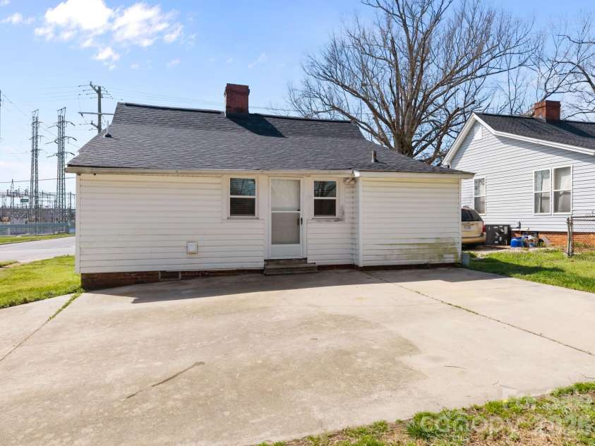828 Park Avenue, Salisbury, NC 28144.  MLS# CAR4356283, YatesRealty ID 8983. 