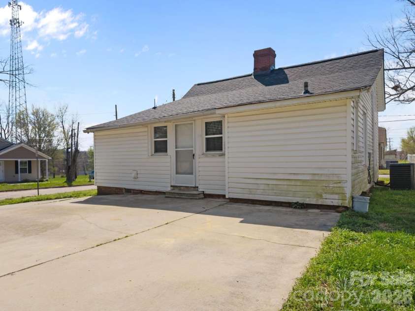 828 Park Avenue, Salisbury, NC 28144.  MLS# CAR4356283, YatesRealty ID 8983. 