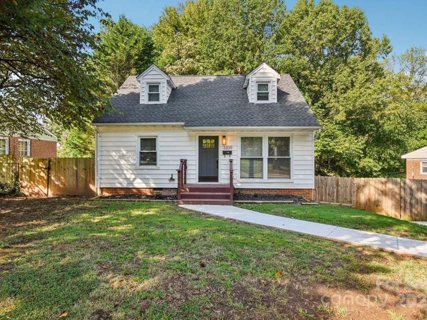 3209 Eastwood Drive, Charlotte, NC 28205.  MLS# CAR4307997, YatesRealty ID 8984. 