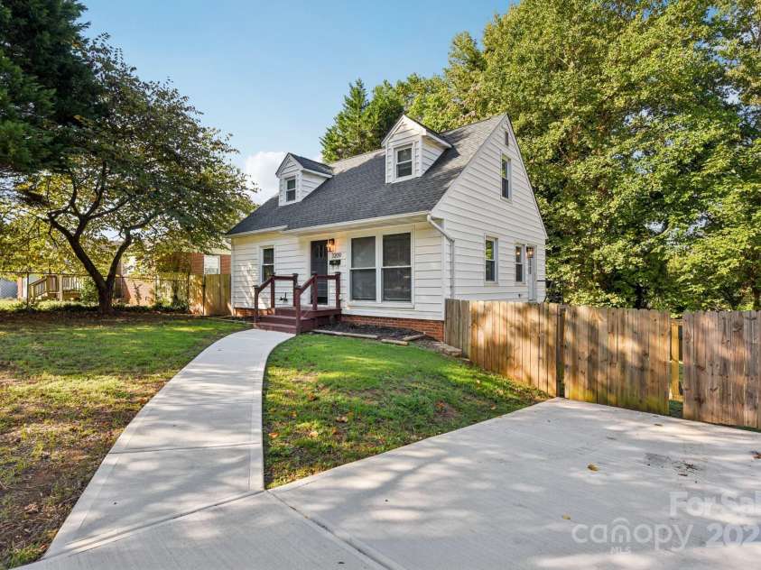 3209 Eastwood Drive, Charlotte, NC 28205.  MLS# CAR4307997, YatesRealty ID 8984. 