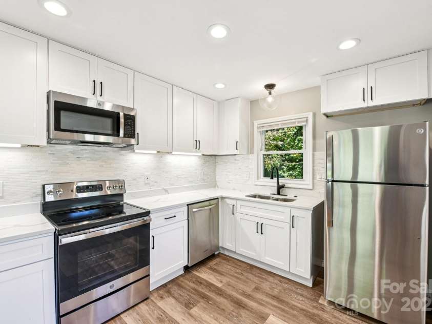 3209 Eastwood Drive, Charlotte, NC 28205.  MLS# CAR4307997, YatesRealty ID 8984. 