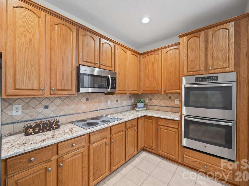 2324 Jade Lane, Fort Mill, SC 29708.  MLS# CAR4328048, YatesRealty ID 8987. Kitchen - wall oven