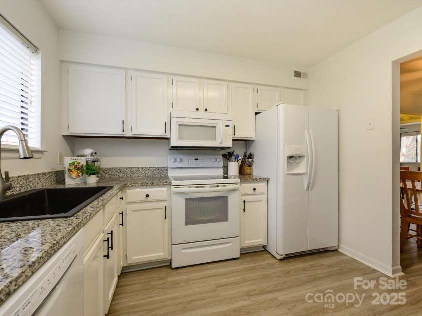 2900 Heathstead Place, Charlotte, NC 28210.  MLS# CAR4223256, YatesRealty ID 8987. 