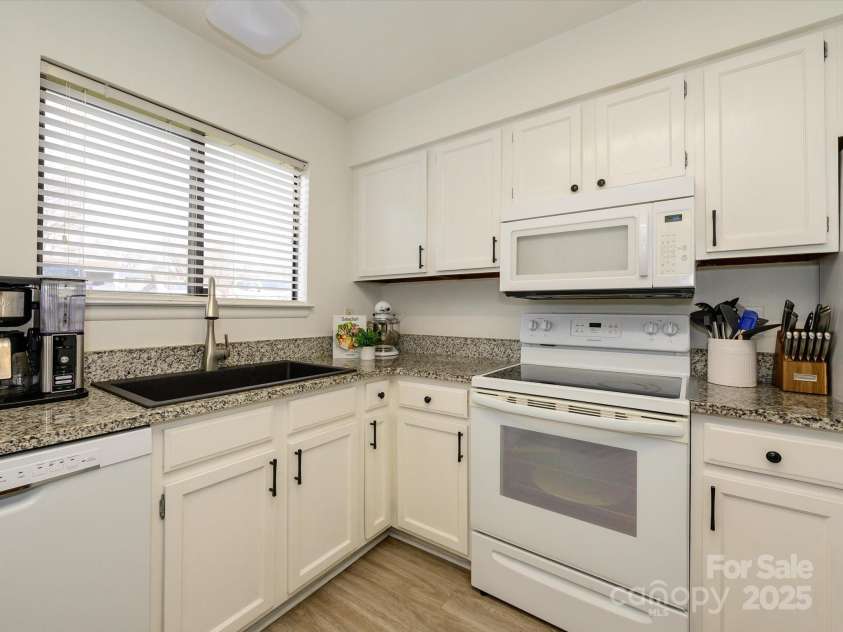 2900 Heathstead Place, Charlotte, NC 28210.  MLS# CAR4223256, YatesRealty ID 8987. 