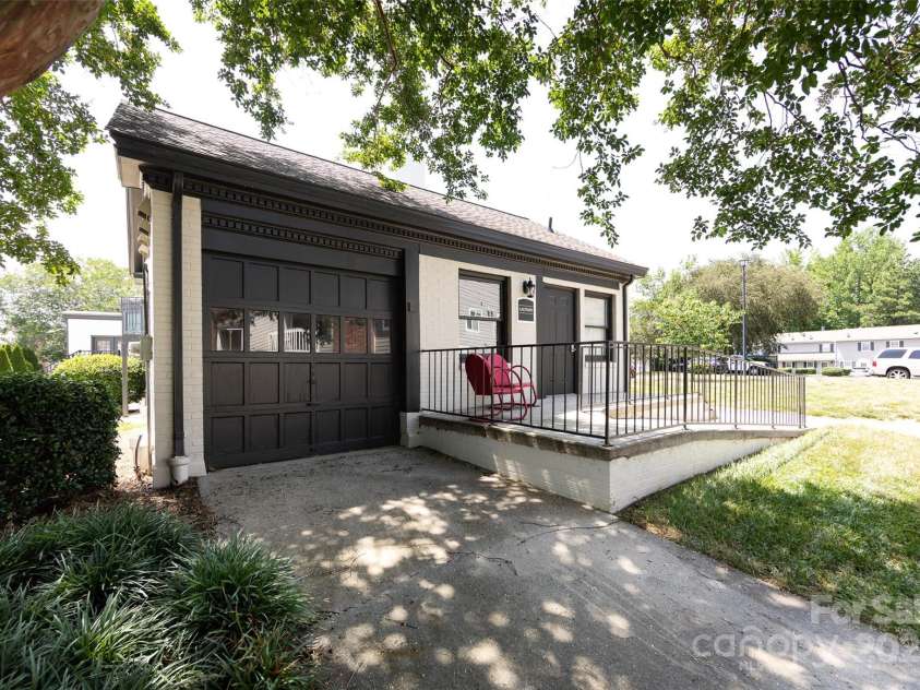 2900 Heathstead Place, Charlotte, NC 28210.  MLS# CAR4223256, YatesRealty ID 8987. 