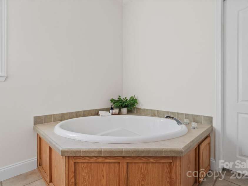 2801 Sunset Drive, Gastonia, NC 28054.  MLS# CAR4238962, YatesRealty ID 8988. 