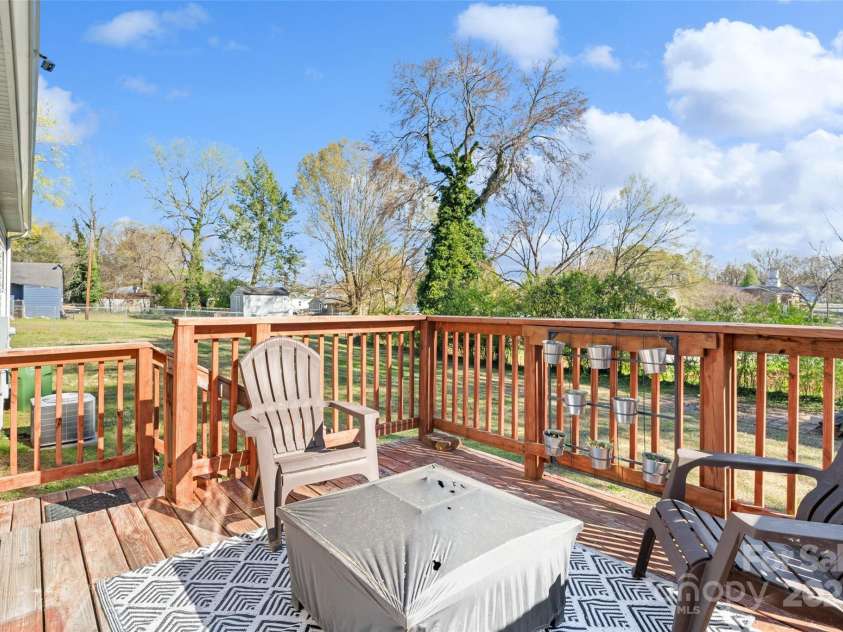 2801 Sunset Drive, Gastonia, NC 28054.  MLS# CAR4238962, YatesRealty ID 8988. 