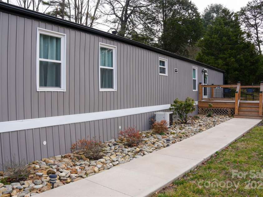 33 Hensley Drive, Asheville, NC 28806.  MLS# CAR4210364, YatesRealty ID 8990. 