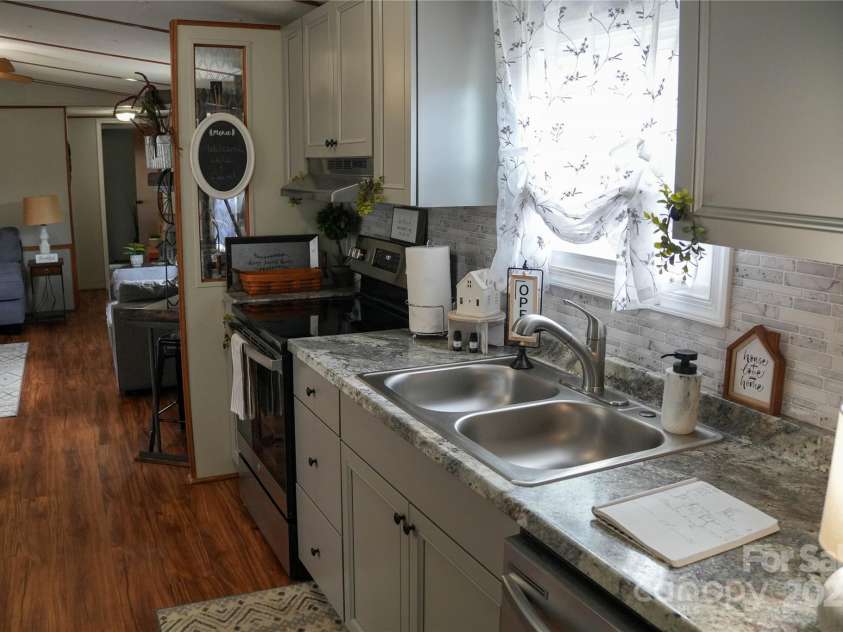 33 Hensley Drive, Asheville, NC 28806.  MLS# CAR4210364, YatesRealty ID 8990. 