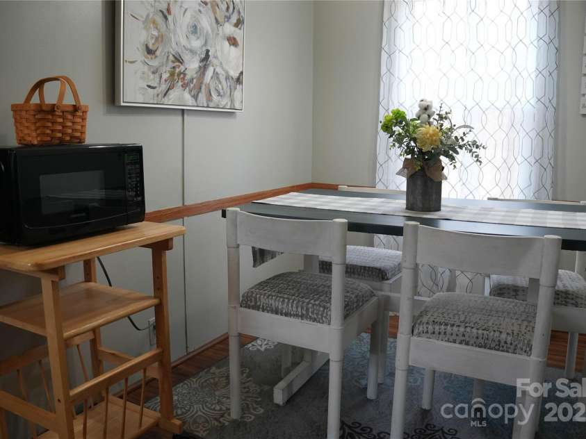 33 Hensley Drive, Asheville, NC 28806.  MLS# CAR4210364, YatesRealty ID 8990. 