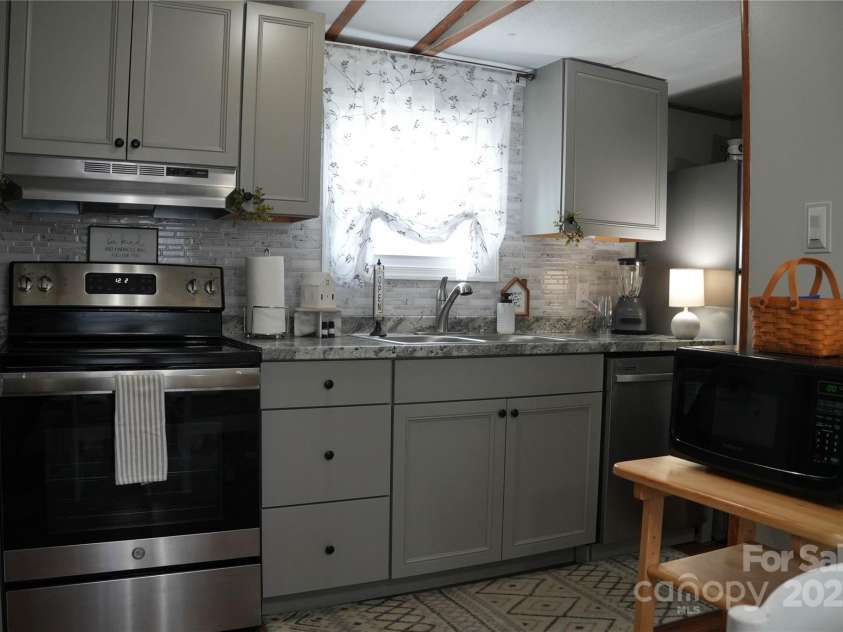 33 Hensley Drive, Asheville, NC 28806.  MLS# CAR4210364, YatesRealty ID 8990. 