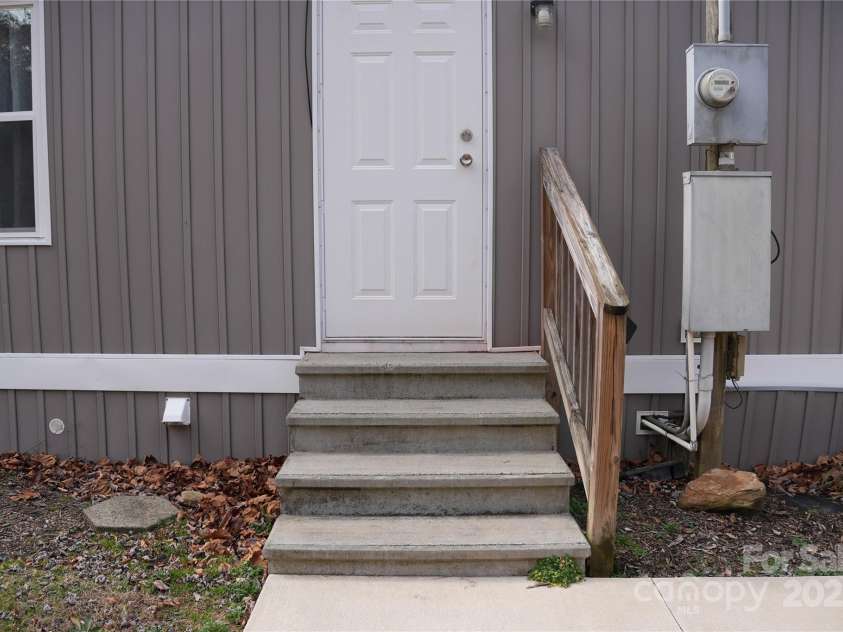 33 Hensley Drive, Asheville, NC 28806.  MLS# CAR4210364, YatesRealty ID 8990. 