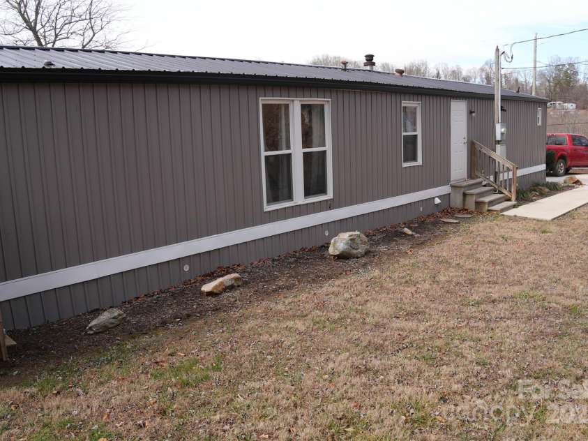 33 Hensley Drive, Asheville, NC 28806.  MLS# CAR4210364, YatesRealty ID 8990. 