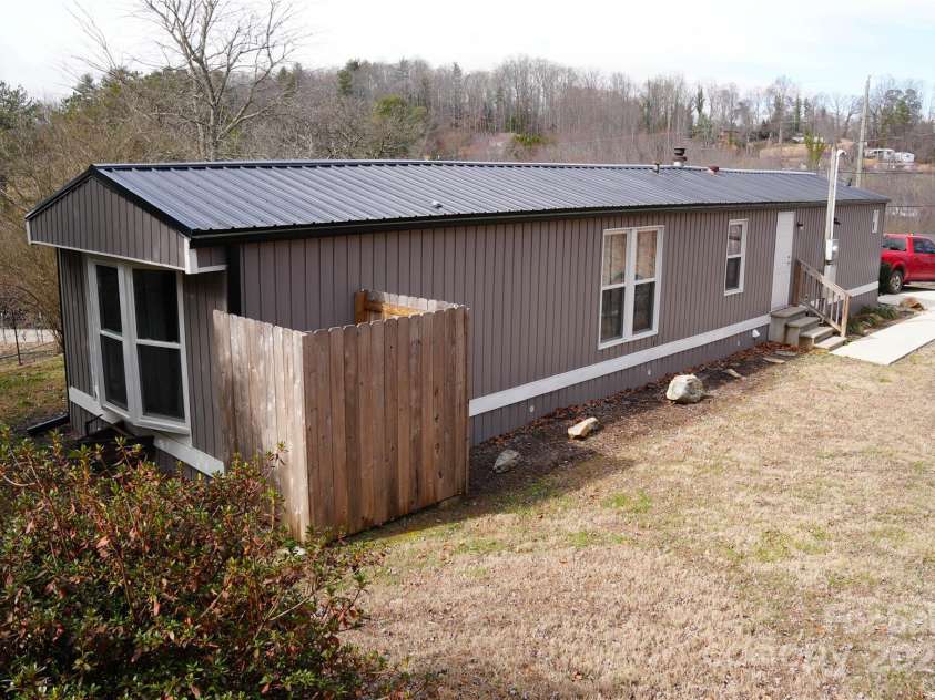 33 Hensley Drive, Asheville, NC 28806.  MLS# CAR4210364, YatesRealty ID 8990. 