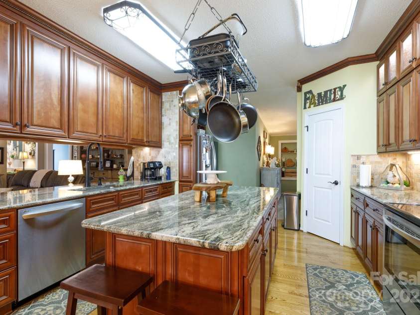 4229 Motocross Trail, Edgemoor, SC 29712.  MLS# CAR4238485, YatesRealty ID 8991. Spacious, open kitchen with rich wood cabinetry and elegant granite countertops