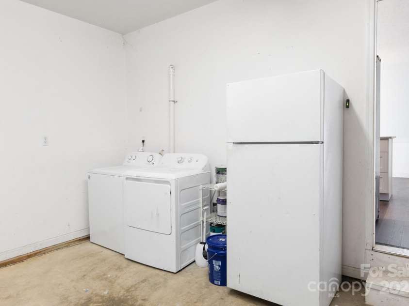 5 Rash Road, Asheville, NC 28806.  MLS# CAR4232362, YatesRealty ID 8992. Laundry in Main Level Garage