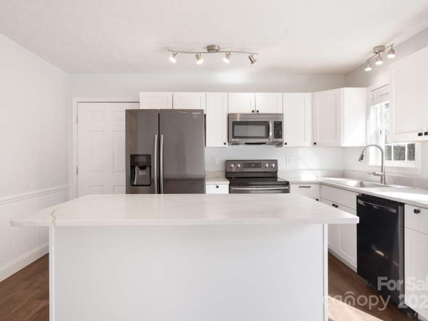 5 Rash Road, Asheville, NC 28806.  MLS# CAR4232362, YatesRealty ID 8992. Stainless Steel Appliances