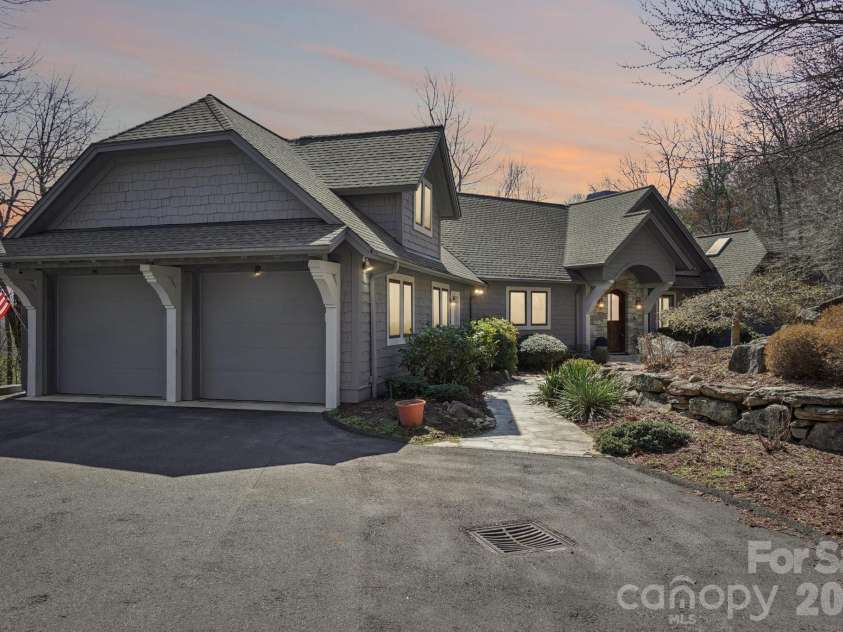 133 Falls Summit Road, Hendersonville, NC 28739.  MLS# CAR4356155, YatesRealty ID 8995. 
