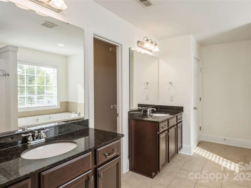 4015 Amber Leigh Way Drive, Charlotte, NC 28269.  MLS# CAR4251417, YatesRealty ID 8995. Primary Bathroom